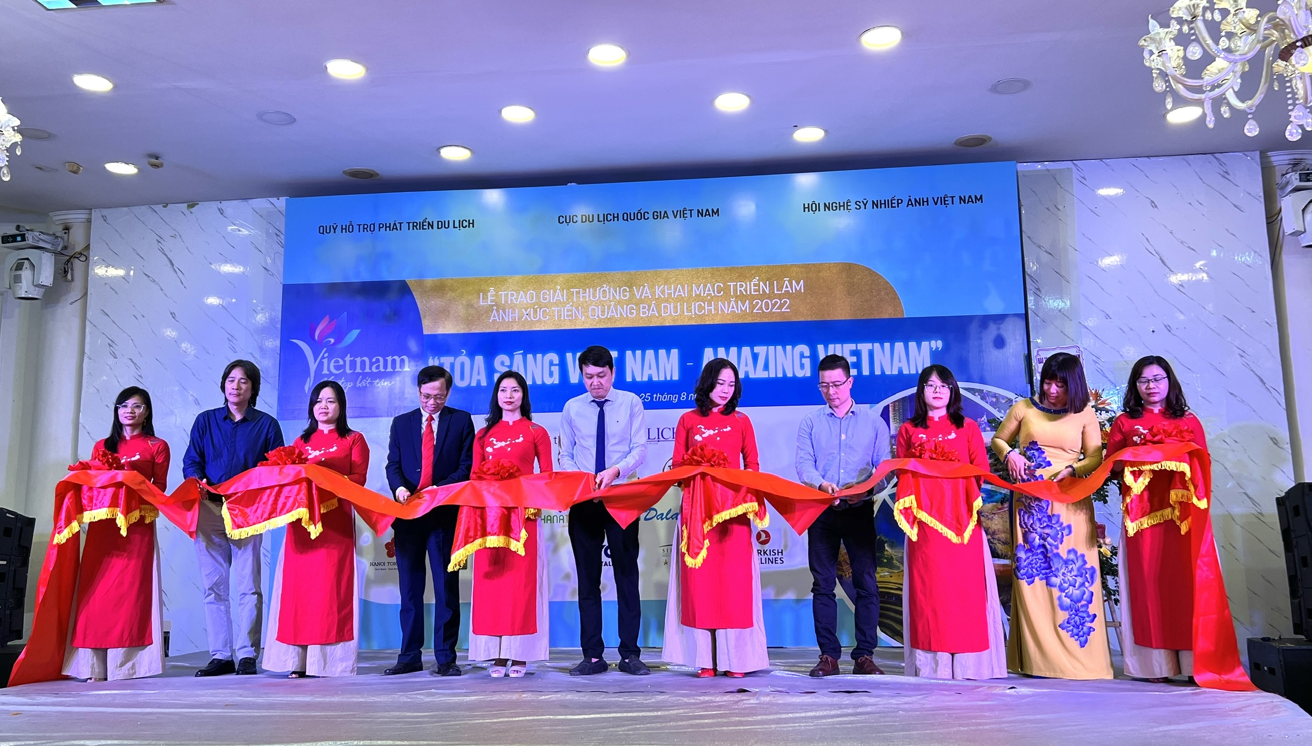 Trao giải và Khai mạc triển lãm ảnh “Tỏa sáng Việt Nam - Amazing Vietnam” 2022
