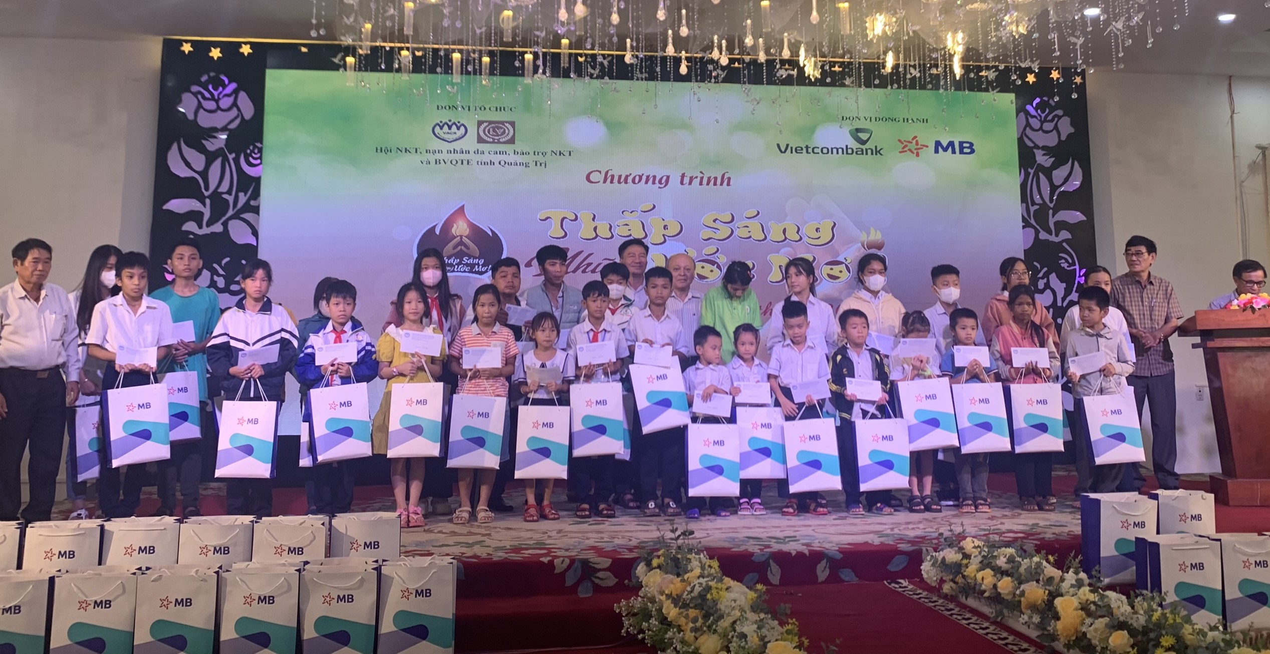 100 trẻ em nghèo tại Quảng Trị được nhận quà từ chương trình “Thắp sáng những ước mơ” lần thứ 8