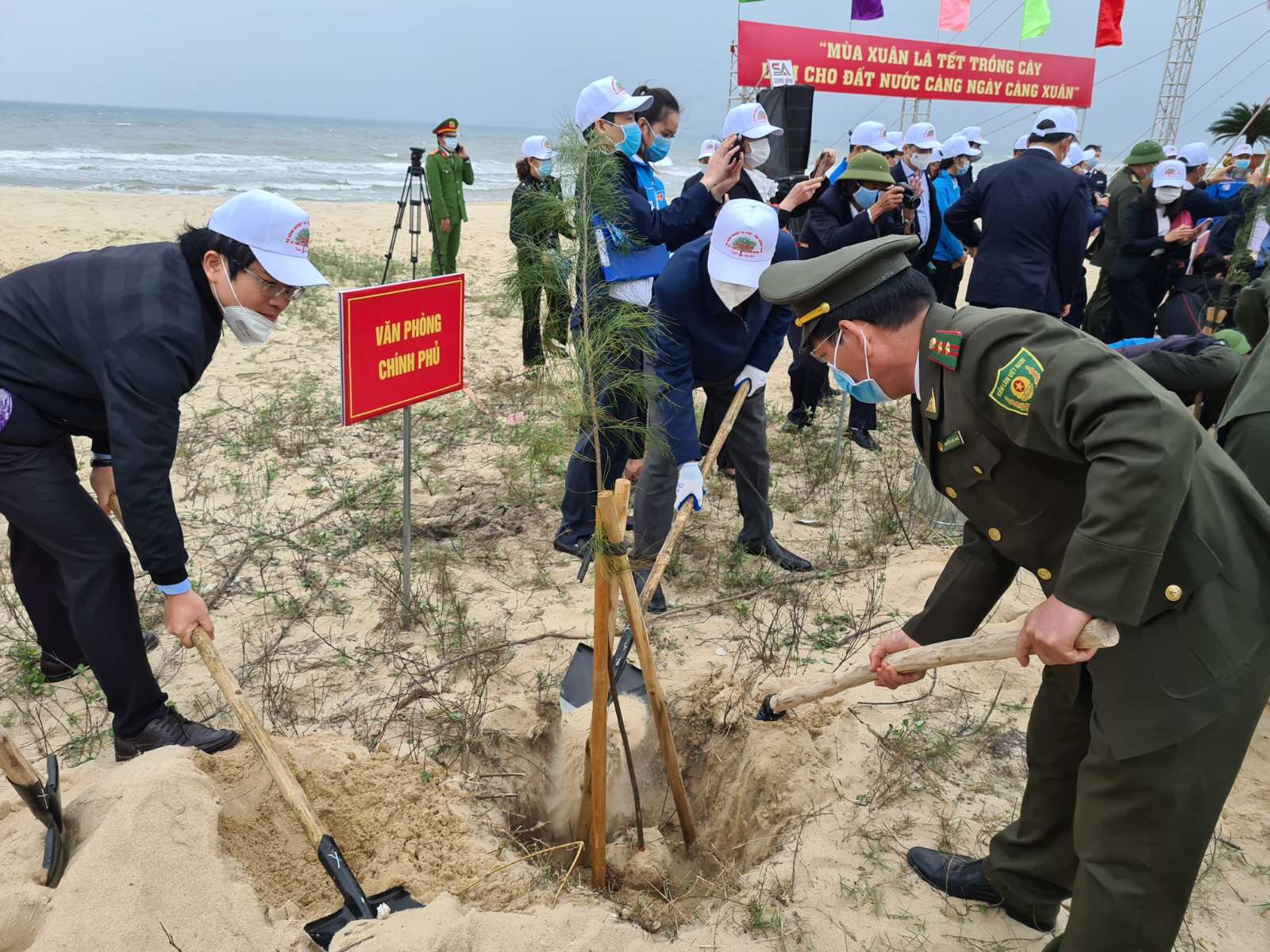 gop-phan-hoan-thanh-tot-chuong-trinh-trong-moi-1-ty-cay-xanh-1-1613898711.jpg