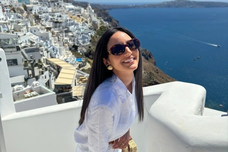 Cảnh đối lập khó tin trên 'đảo sống ảo' Santorini