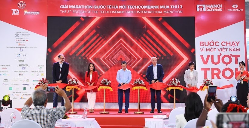 giai-marathon-quoc-te-ha-noi-techcombank-mua-thu-3-buoc-chay-vi-mot-viet-nam-vuot-troi-dulichvn-4-1726887537.jfif