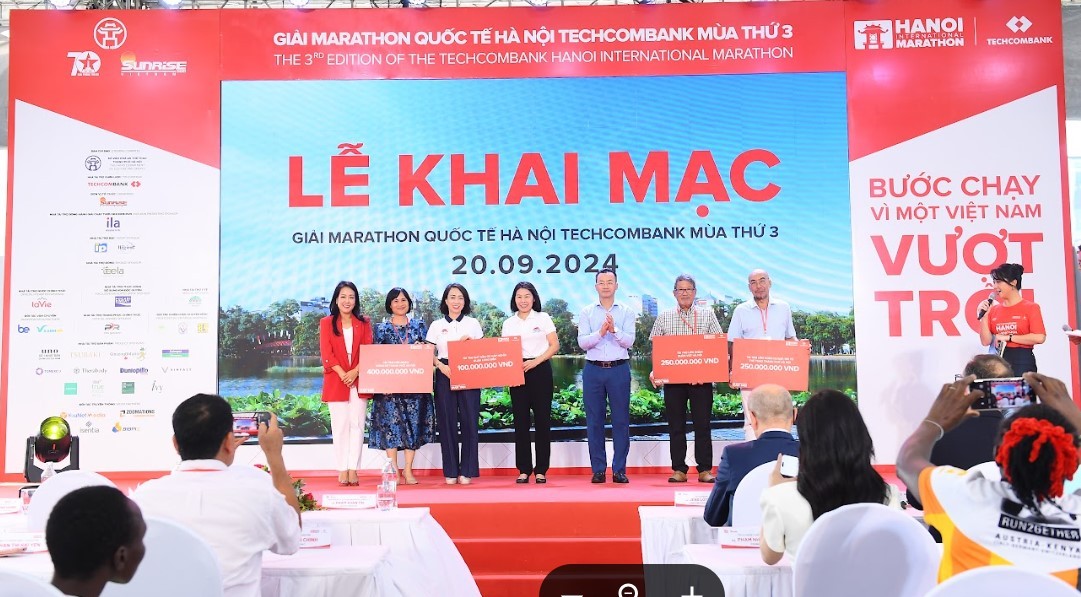 giai-marathon-quoc-te-ha-noi-techcombank-mua-thu-3-buoc-chay-vi-mot-viet-nam-vuot-troi-dulichvn-5-1726887560.jfif