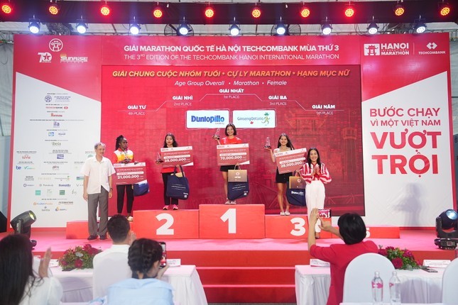 giai-marathon-quoc-te-ha-noi-techcombank-mua-thu-3-hanh-trinh-cua-tinh-than-the-thao-kien-dinh-manh-me-dulichvn-23-1727063853.jpg