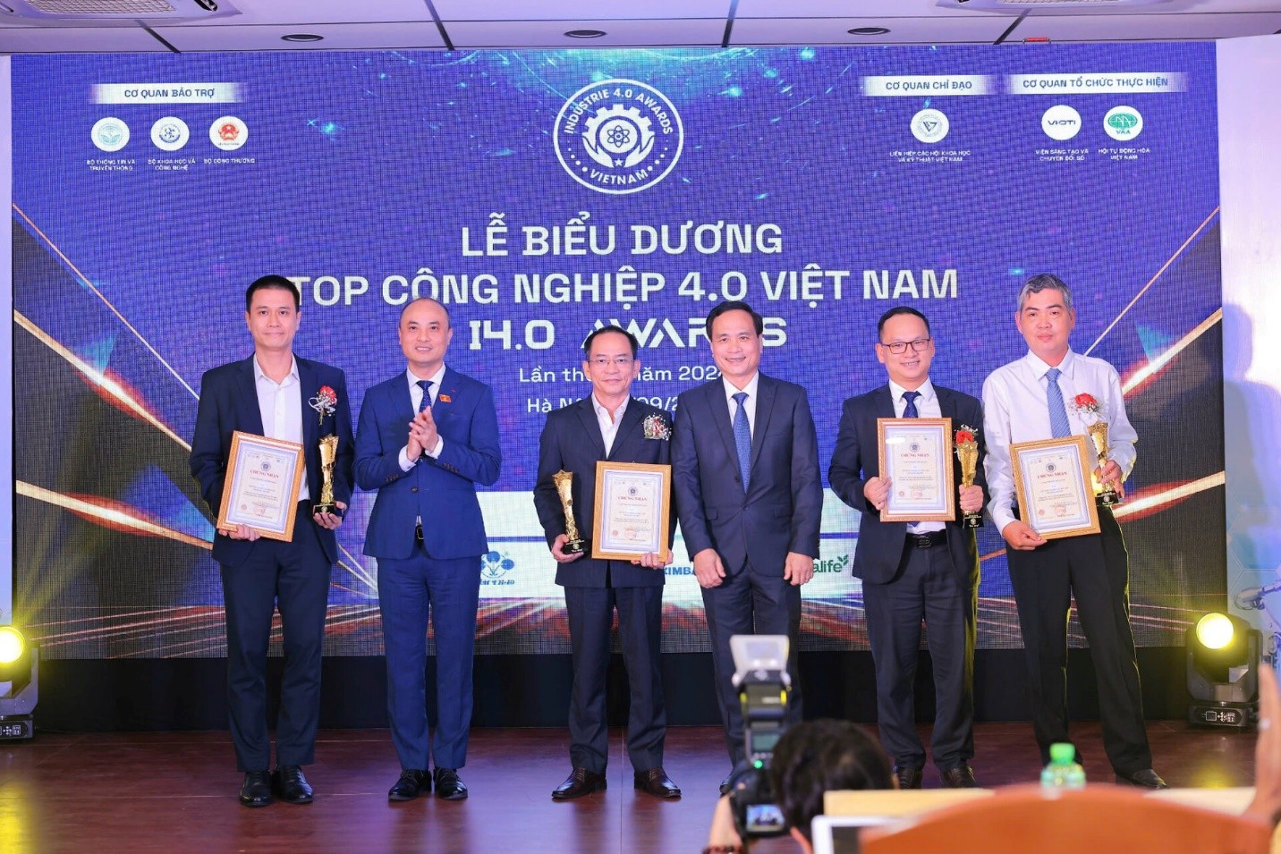 top-cong-nghiep-40-viet-nam-2024-dulichvn-1727522275.jpg