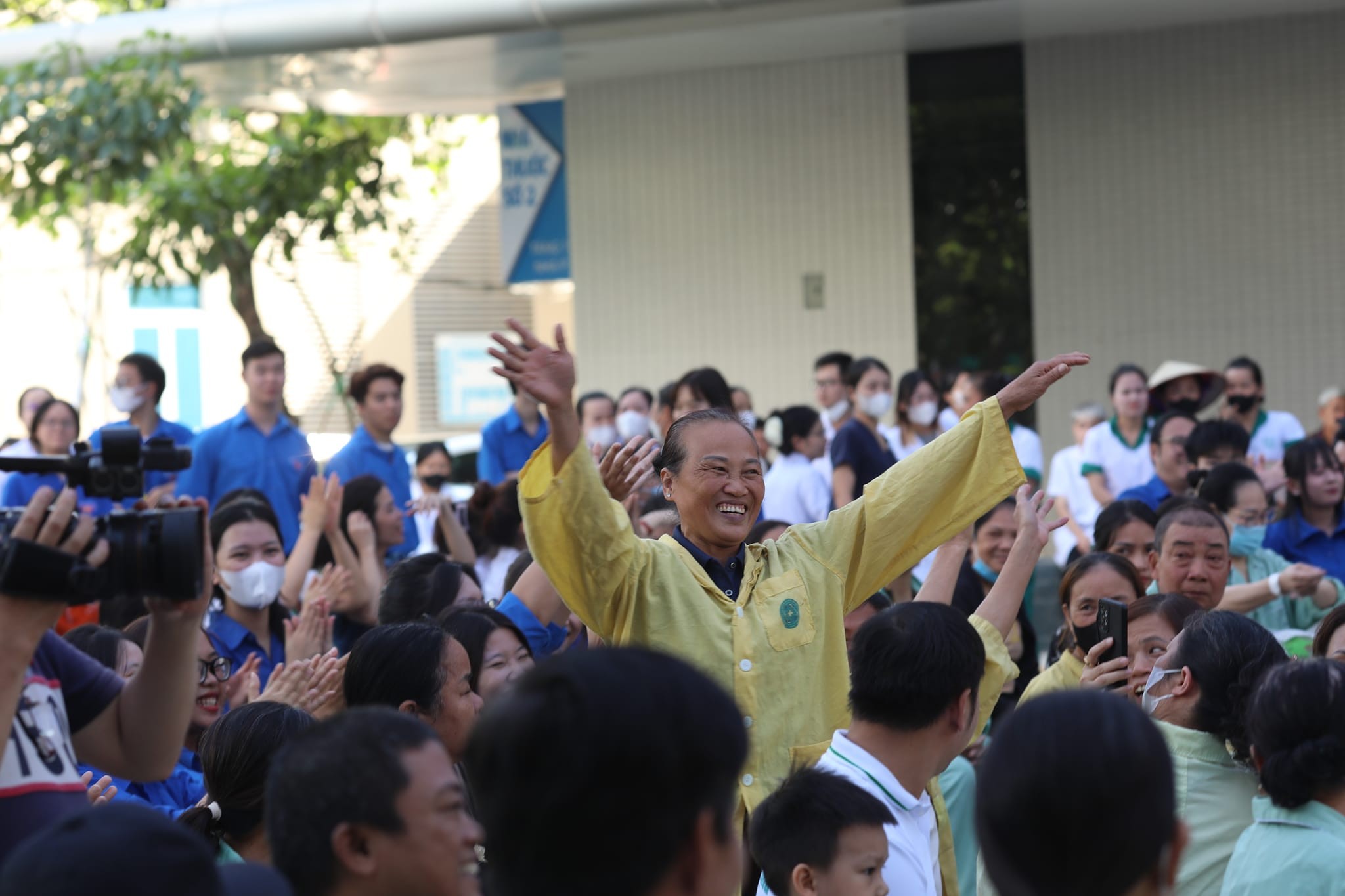 mang-am-nhac-den-benh-vien-so-201-chao-mung-ngay-giai-phong-thu-do-10-10-nu-cuoi-hiem-hoi-dulichvietnam-3-dulichvn-1728272169.jpg