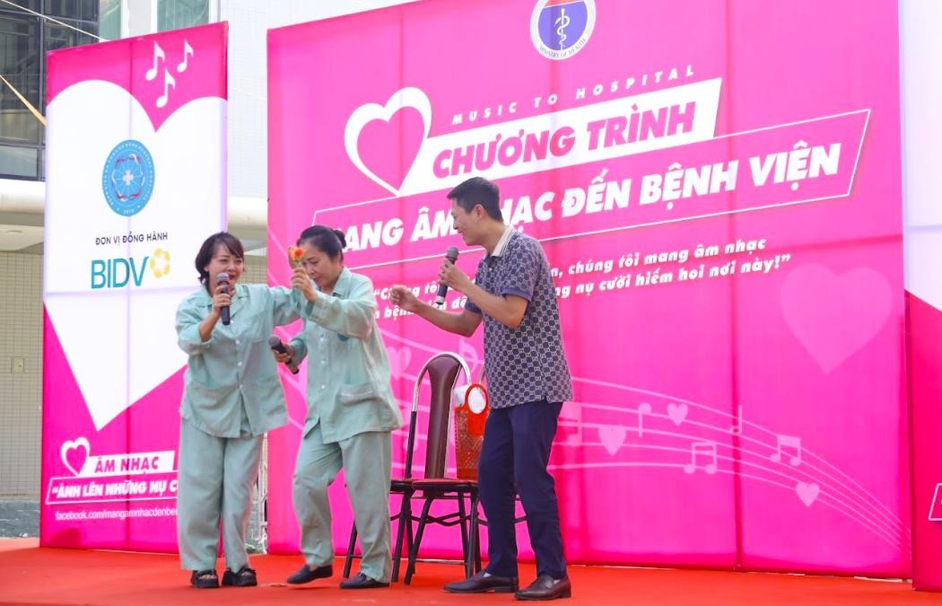 mang-am-nhac-den-benh-vien-so-201-chao-mung-ngay-giai-phong-thu-do-10-10-tra-my-dulichvietnam-3-dulichvn-1728272169.jpg