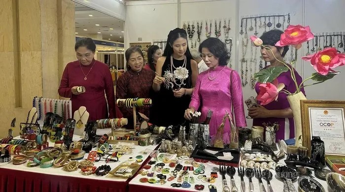 hanoi-giftshow-2024-cau-noi-cho-nganh-thu-cong-my-nghe-viet-nam-dulichvietnam-dulichvn-4-1728631923.jpg