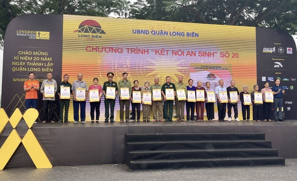 giai-chay-marathon-long-bien-2023-dien-ra-an-toan-thanh-cong-dulichvietnam-dulichvn-2-1729676055.jpg