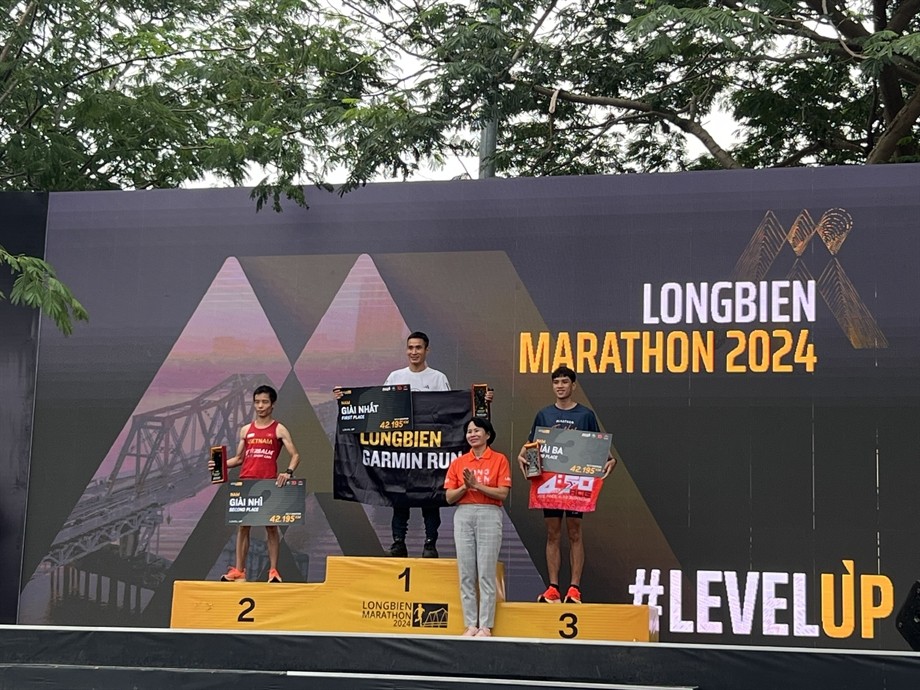 long-bien-marathon-2024-tiep-tuc-chung-minh-la-mot-giai-dau-uy-tin-dulichgiaitri-1730177906.jpg