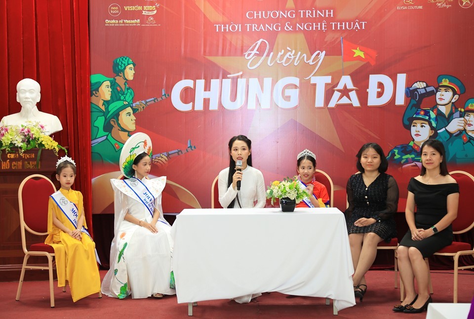 show-dien-thoi-trang-va-nghe-thuat-duong-chung-ta-di-khoi-day-long-tu-hao-tinh-yeu-que-huong-dat-nuoc-dulichvietnam-1732422608.jpeg