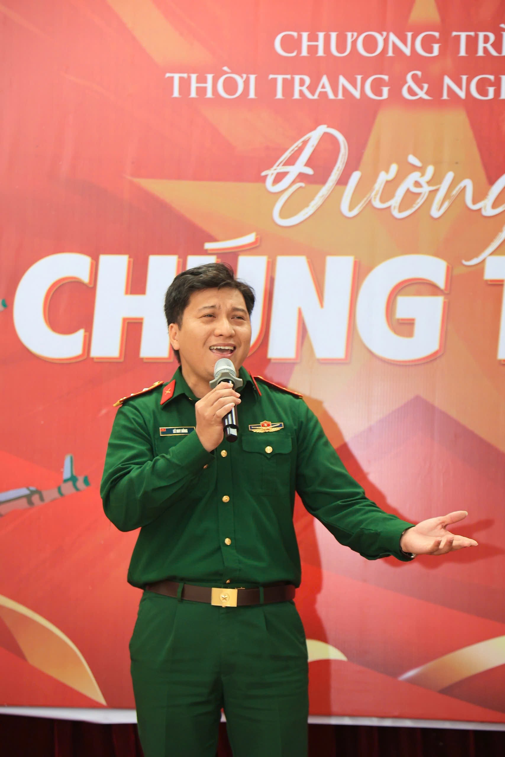 show-dien-thoi-trang-va-nghe-thuat-duong-chung-ta-di-khoi-day-long-tu-hao-tinh-yeu-que-huong-dat-nuoc-dulichvn-1-1732422615.jpg