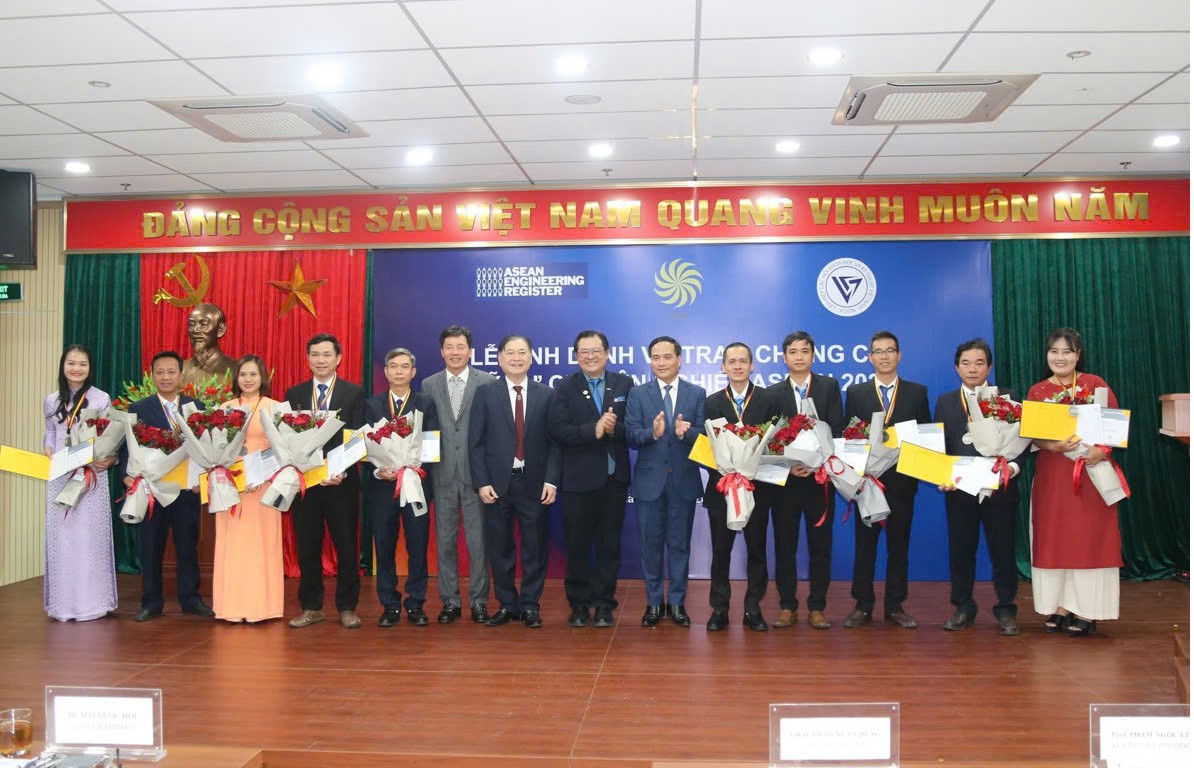 77-ky-su-viet-nam-duoc-trao-danh-hieu-ky-su-chuyen-nghiep-asean-2024-dulichvietnam-dulichvn-1-1734670183.jpg