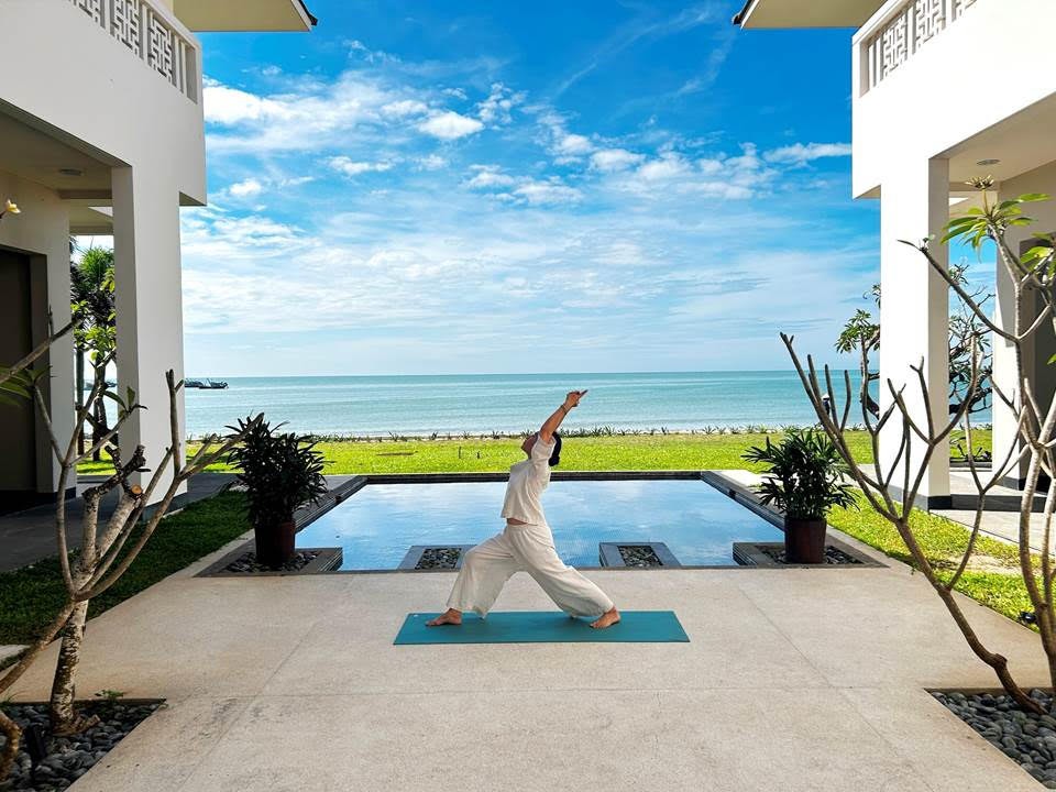 azerai-ke-ga-bay-ra-mat-chuong-trinh-yoga-ngoai-troi-giua-khung-canh-thien-nhien-yen-binh-dulichvn-1746257932.jpg