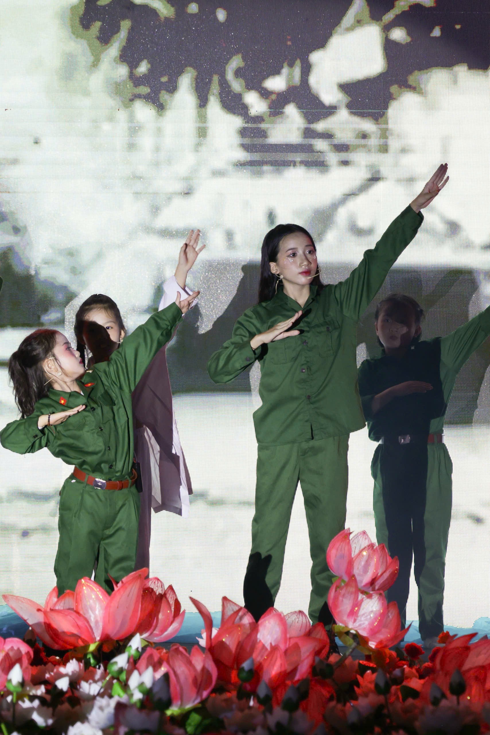 joly-linh-chi-huy-mai-ban-linh-va-day-xuc-cam-trong-hoat-canh-nhung-bong-hong-trong-lua-dan-dulichvietnam-dulichvn-2-1746255494.jpg