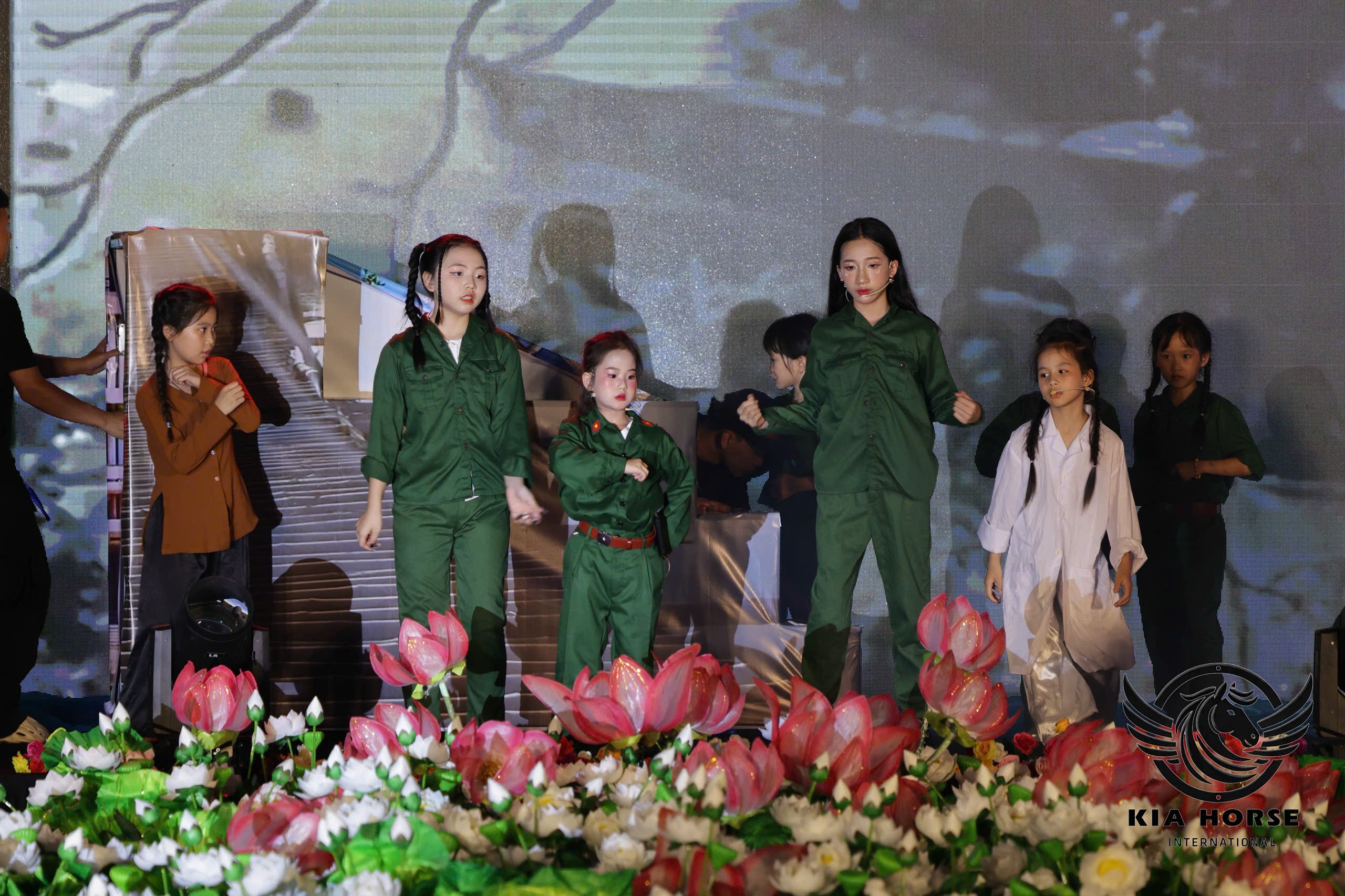 joly-linh-chi-huy-mai-ban-linh-va-day-xuc-cam-trong-hoat-canh-nhung-bong-hong-trong-lua-dan-dulichvietnam-dulichvn-3-1746255510.jpg