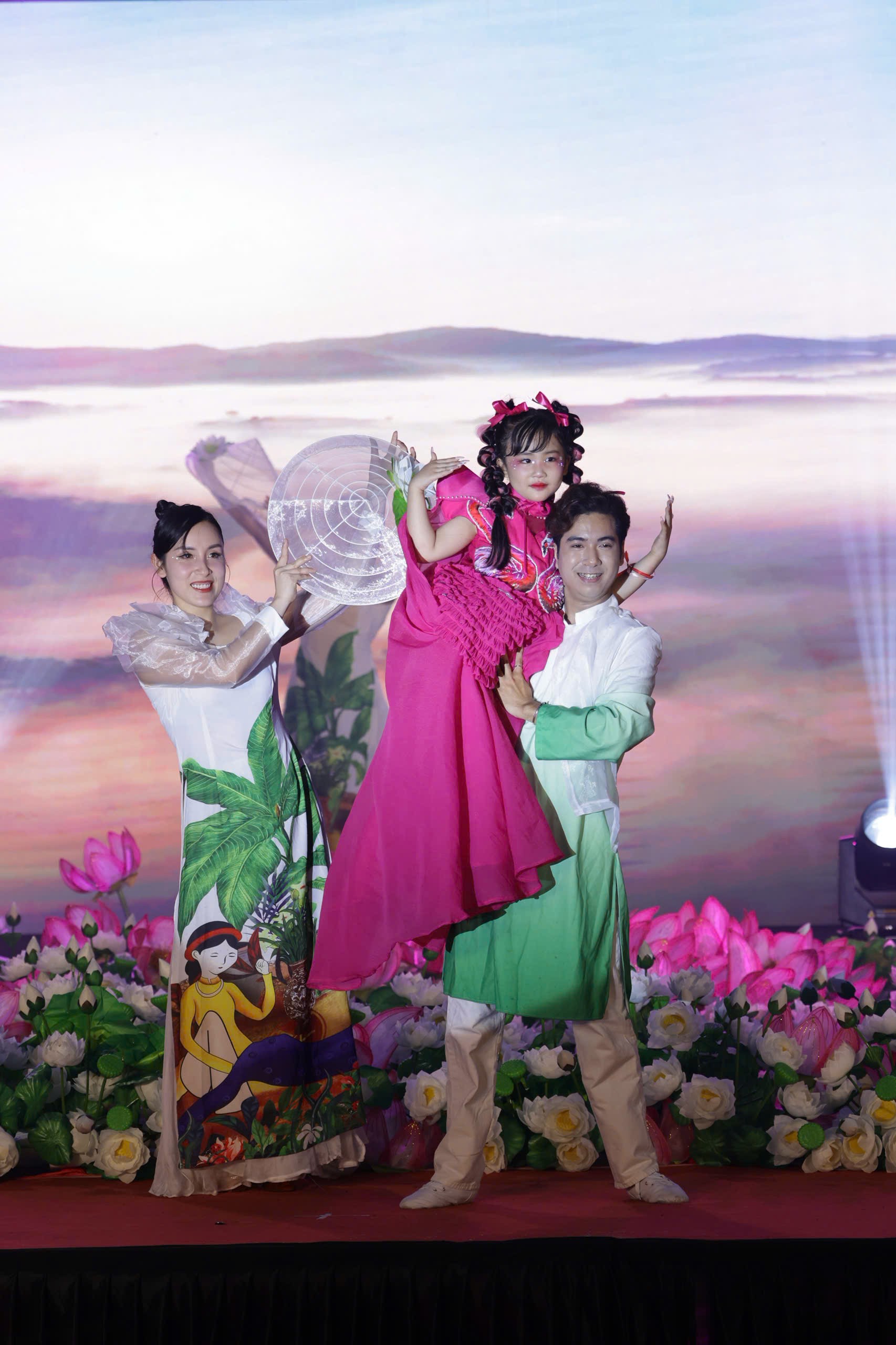 nguyen-mai-phuong-mam-xanh-nghe-thuat-toa-sang-tai-su-kien-viet-nam-toi-do-dulichvietnam-dulichvn-2-1746254875.jpg