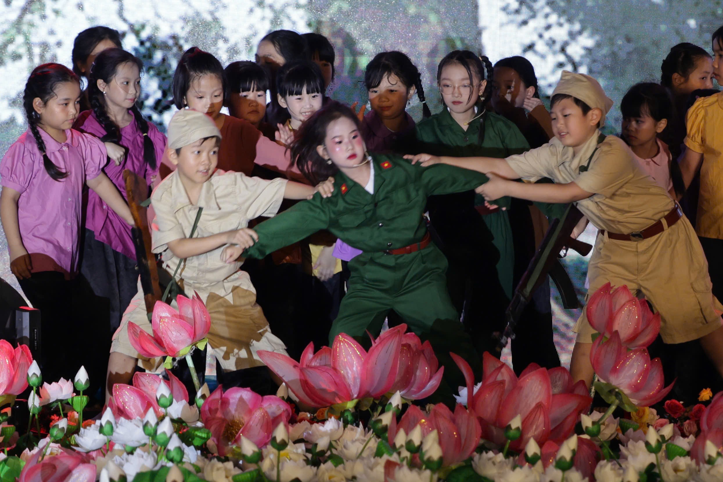 nhung-bong-hong-trong-lua-dan-nghe-si-nhi-tran-huong-moc-tra-toa-sang-tai-ocean-park-dulichvn-dulichvietnam-3-1746256540.jpg
