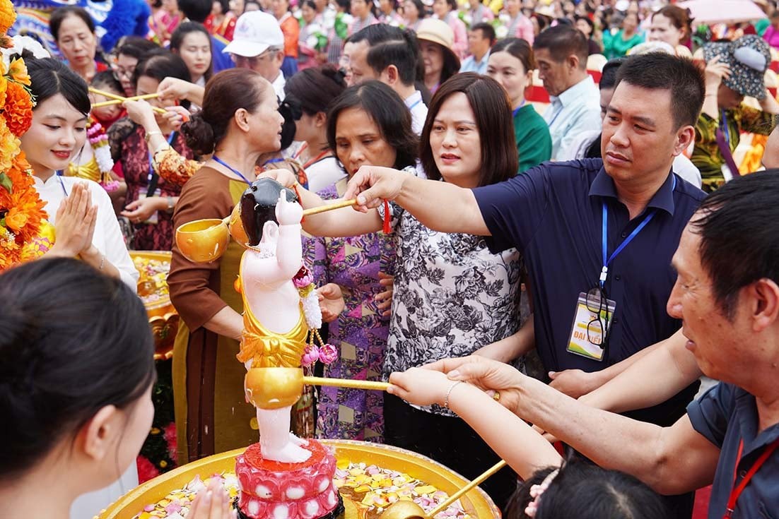 trao-61-chiec-xe-lan-da-cho-cac-hoan-canh-dac-biet-tai-tp-uong-bi-nhan-dip-dai-le-phat-dan-3-dulichvn-1746499502.jpg