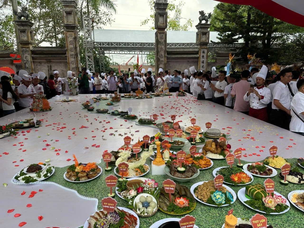 su-kien-van-hoa-dac-biet-tai-dinh-duu-lau-ky-luc-180-mam-le-tuong-nho-hoang-tu-lang-lieu-baodulich-dulichvn-6-1746613956.jpg