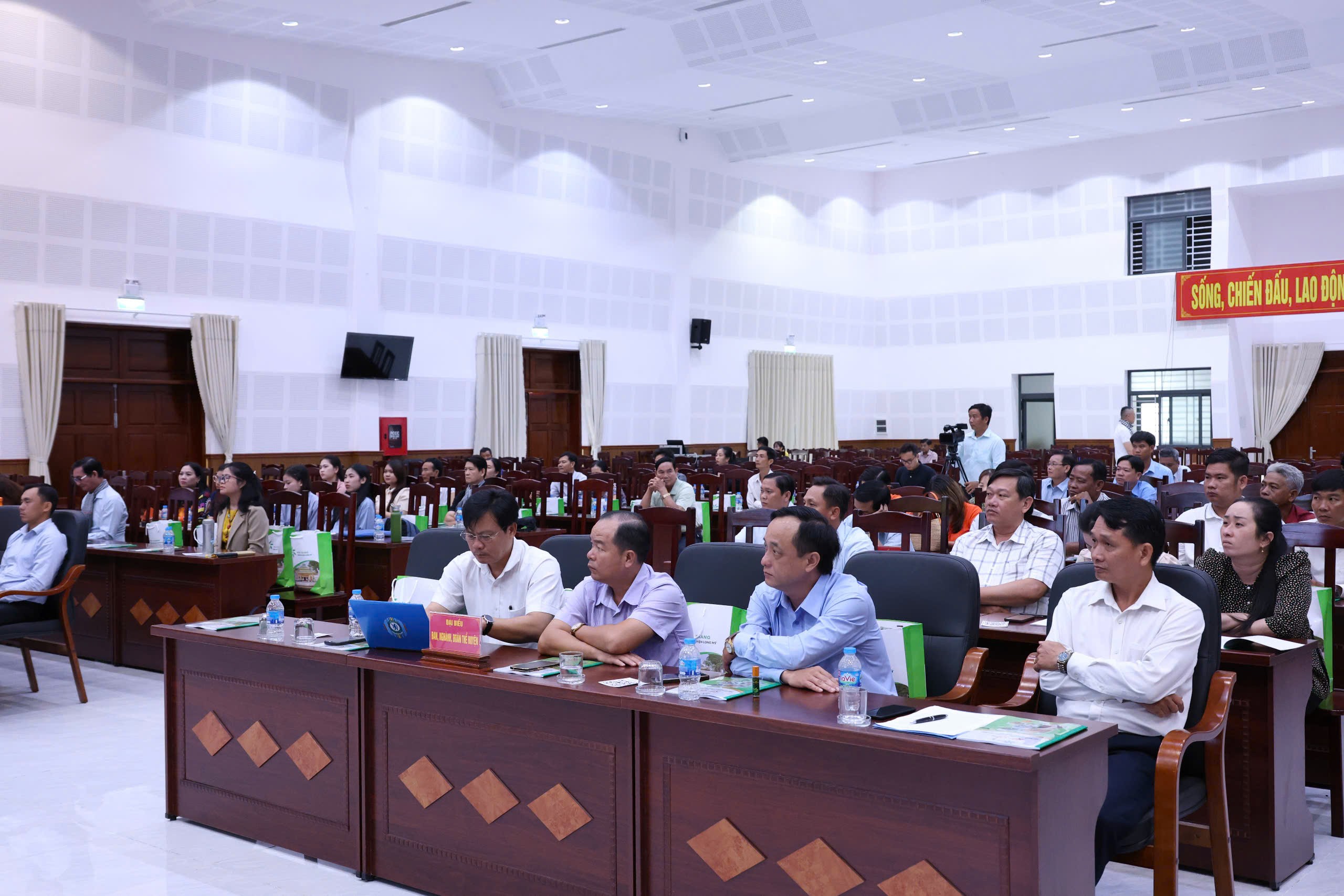 hoi-nghi-xuc-tien-ket-noi-du-lich-huyen-long-my-buoc-chuyen-minh-trong-phat-trien-du-lich-dulichvietnam-dulichvn-2-1746856328.jpg