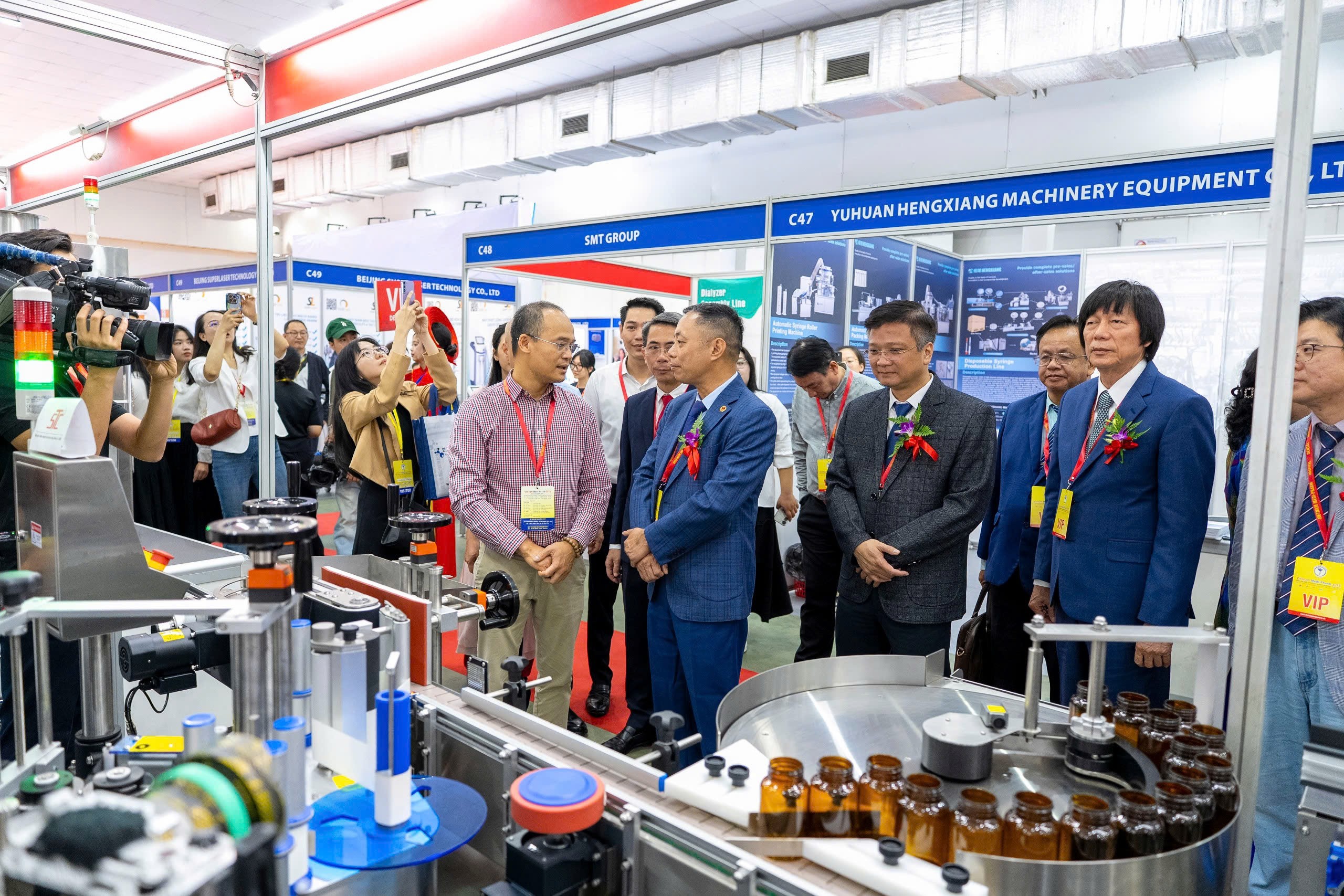khai-mac-trien-lam-quoc-te-y-duoc-viet-nam-2025-co-hoi-hop-tac-va-doi-moi-trong-nganh-y-te-dulichvietnam-dulichvn-3-1746862700.jpg