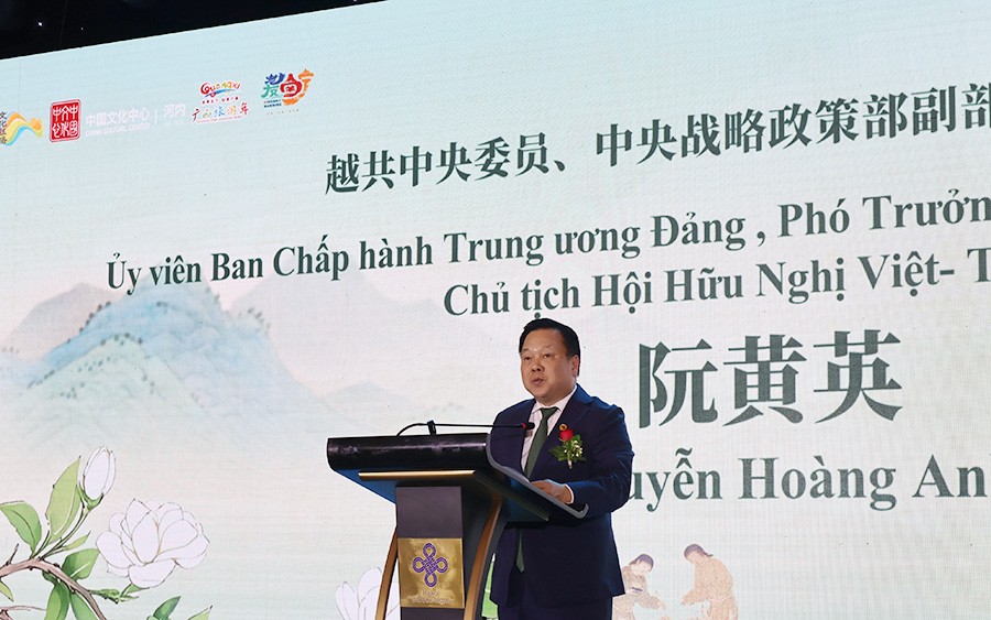 giao-luu-van-hoa-va-du-lich-viet-trung-tra-hai-hoa-the-gioi-nha-tap-nam-2025-dulichvietnam-baodulich-6-1747846084.jpg
