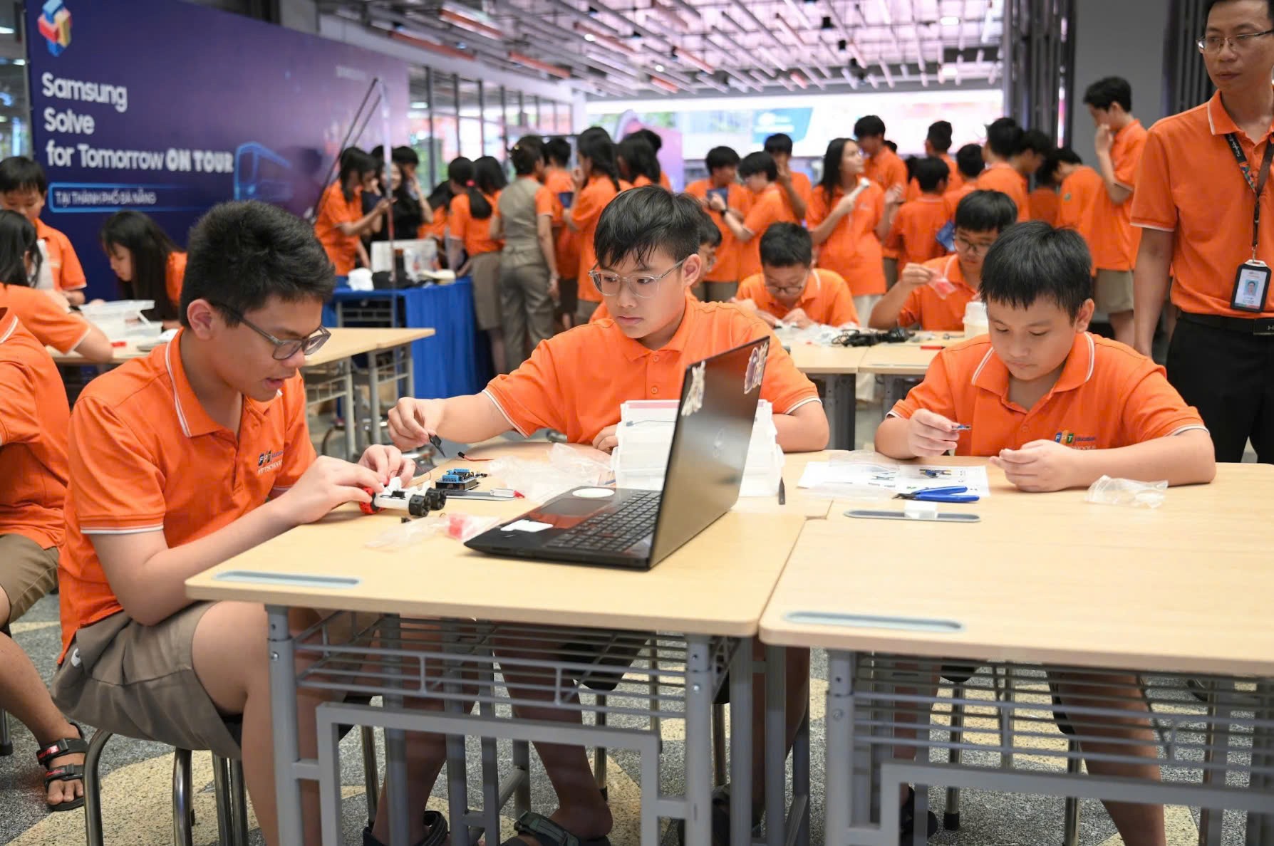 samsung-khoi-dong-cuoc-thi-solve-for-tomorrow-2025-tai-mien-trung-huong-toi-50000-hoc-sinh-tham-gia-dulichvn-baodulich-1-1747830916.jpg