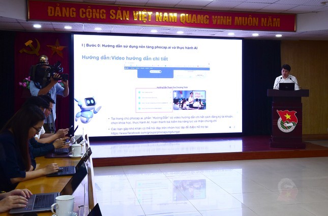 binh-dan-hoc-ai-pho-cap-ai-va-tap-huan-ky-nang-ai-cho-can-bo-doan-hoi-2-dien-dan-du-lich-2-1752429741.jpg