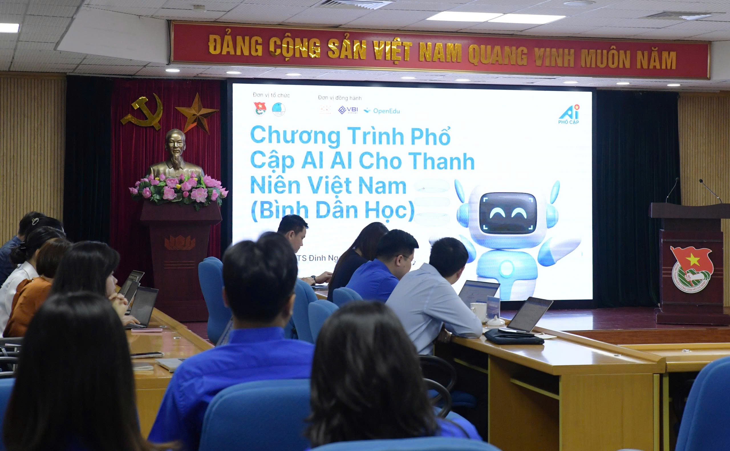 binh-dan-hoc-ai-pho-cap-ai-va-tap-huan-ky-nang-ai-cho-can-bo-doan-hoi-dien-dan-du-lich-2-1752429690.jpg