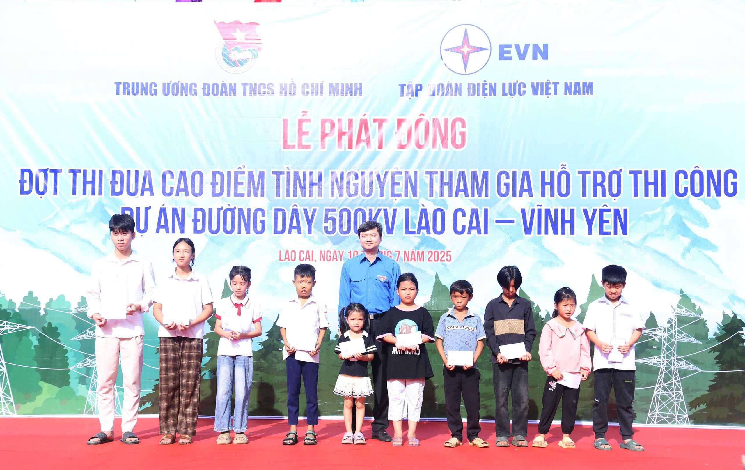 phat-dong-dot-thi-dua-cao-diem-tinh-nguyen-ho-tro-thi-cong-du-an-duong-day-500kv-lao-cai-vinh-yen-dulichvn-1-1752430250.jpg