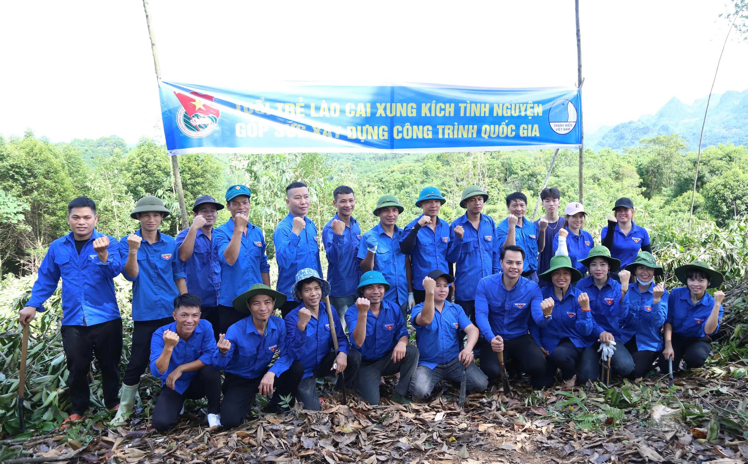 phat-dong-dot-thi-dua-cao-diem-tinh-nguyen-ho-tro-thi-cong-du-an-duong-day-500kv-lao-cai-vinh-yen-dulichvn-3-1752430245.jpg