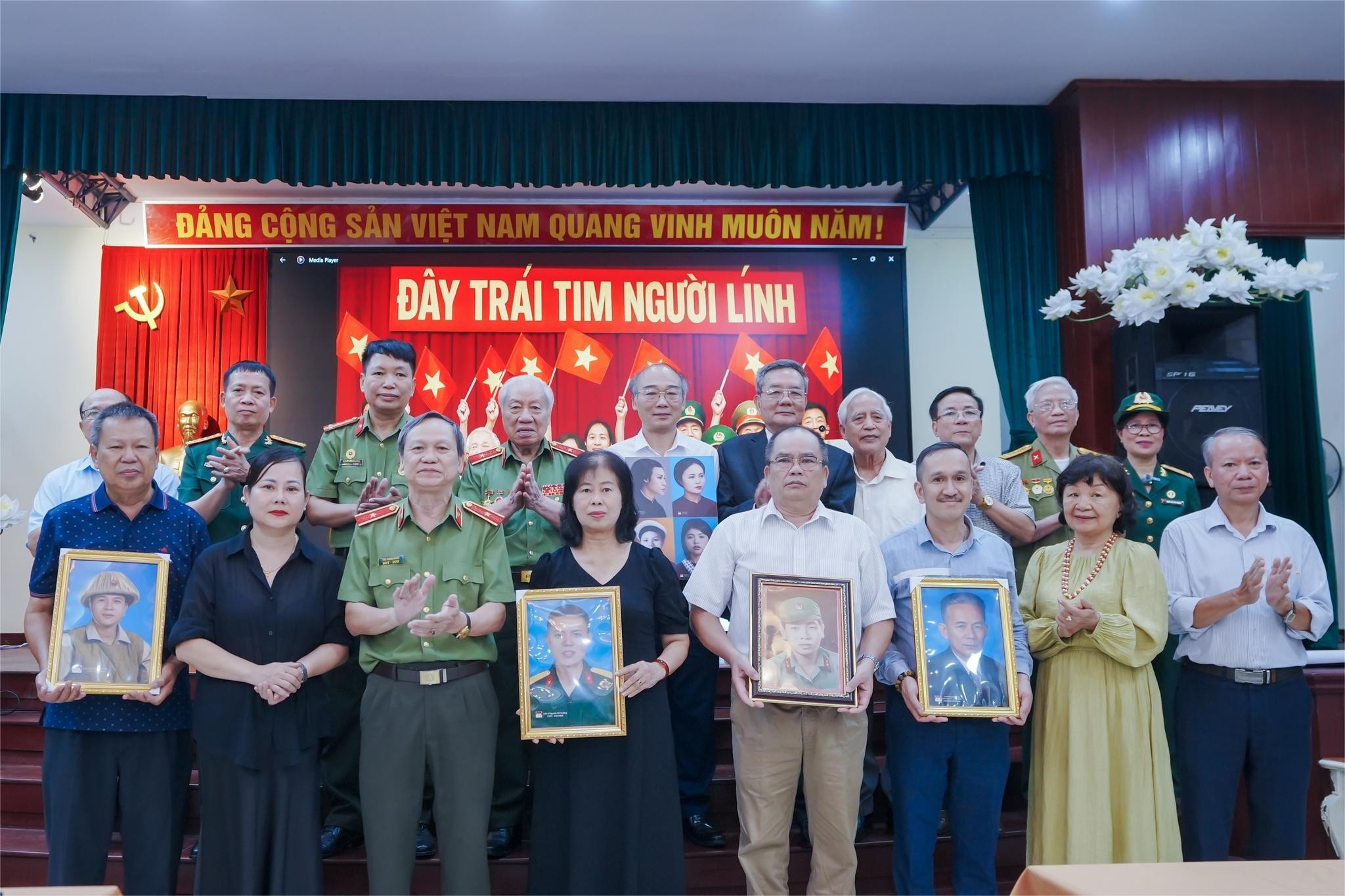 trao-tang-di-anh-phuc-dung-mau-4-nu-anh-hung-liet-si-cong-an-nhan-dan-1-dulichvn-1754611038.jpg