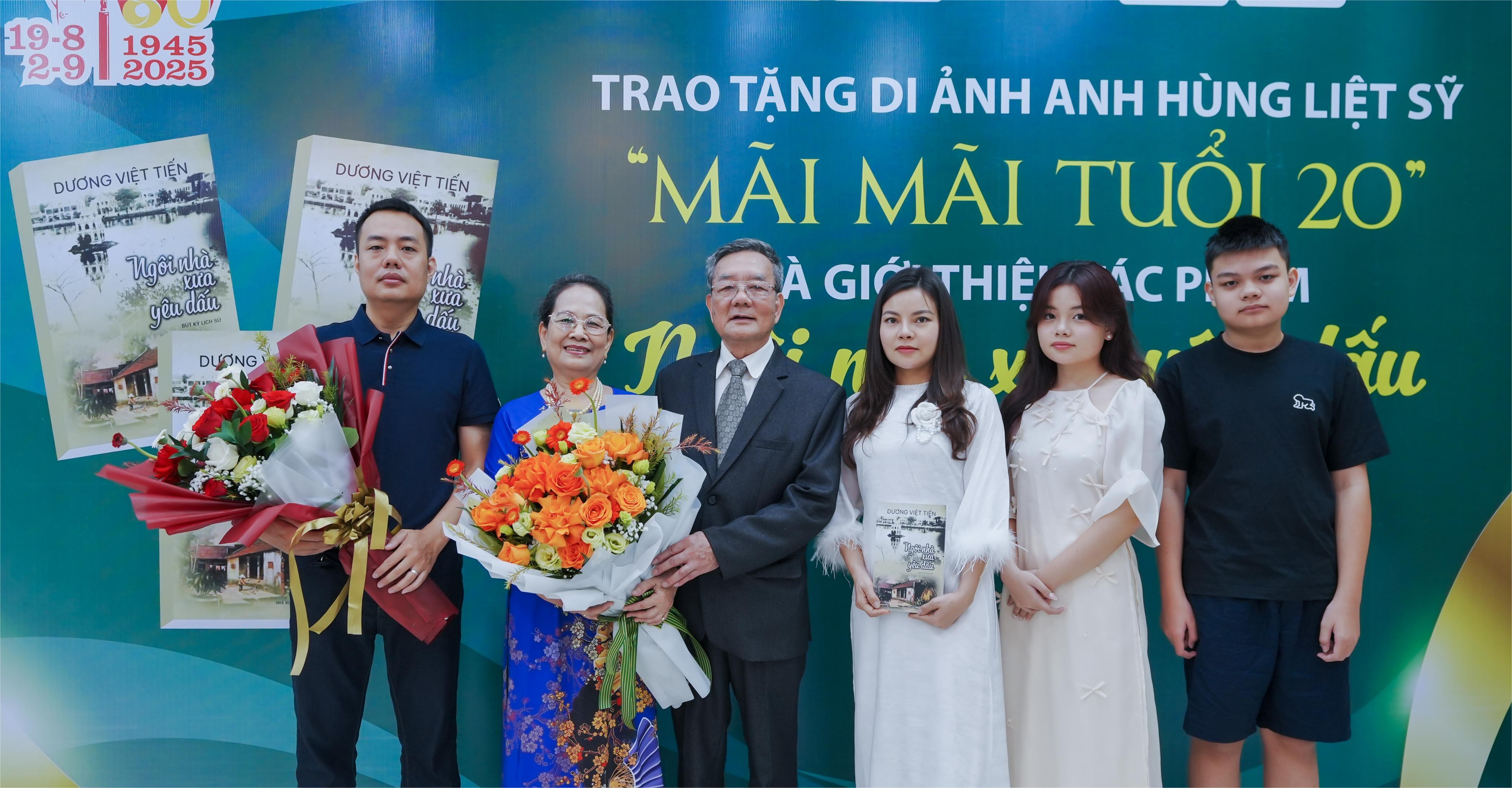 trao-tang-di-anh-phuc-dung-mau-4-nu-anh-hung-liet-si-cong-an-nhan-dan-12-dulichvn-1754611603.jpg