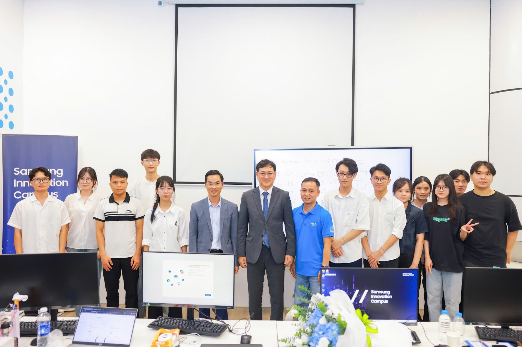 samsung-viet-nam-tong-ket-du-an-phat-trien-nhan-tai-cong-nghe-nam-hoc-2024-2025-tai-nic-hoa-lac-dulichvn-1-1755104316.jpg