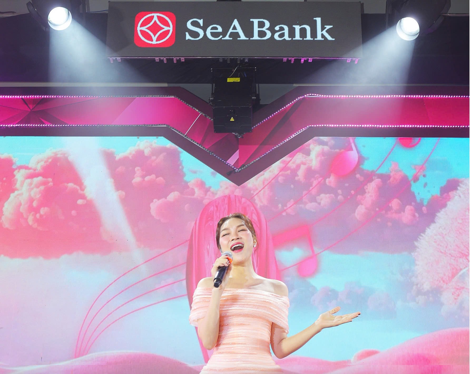 trai-nghiem-tai-chinh-day-cam-xuc-voi-visa-seasoul-2in1-cua-seabank-dulichvnnet-2-1755534859.jpg