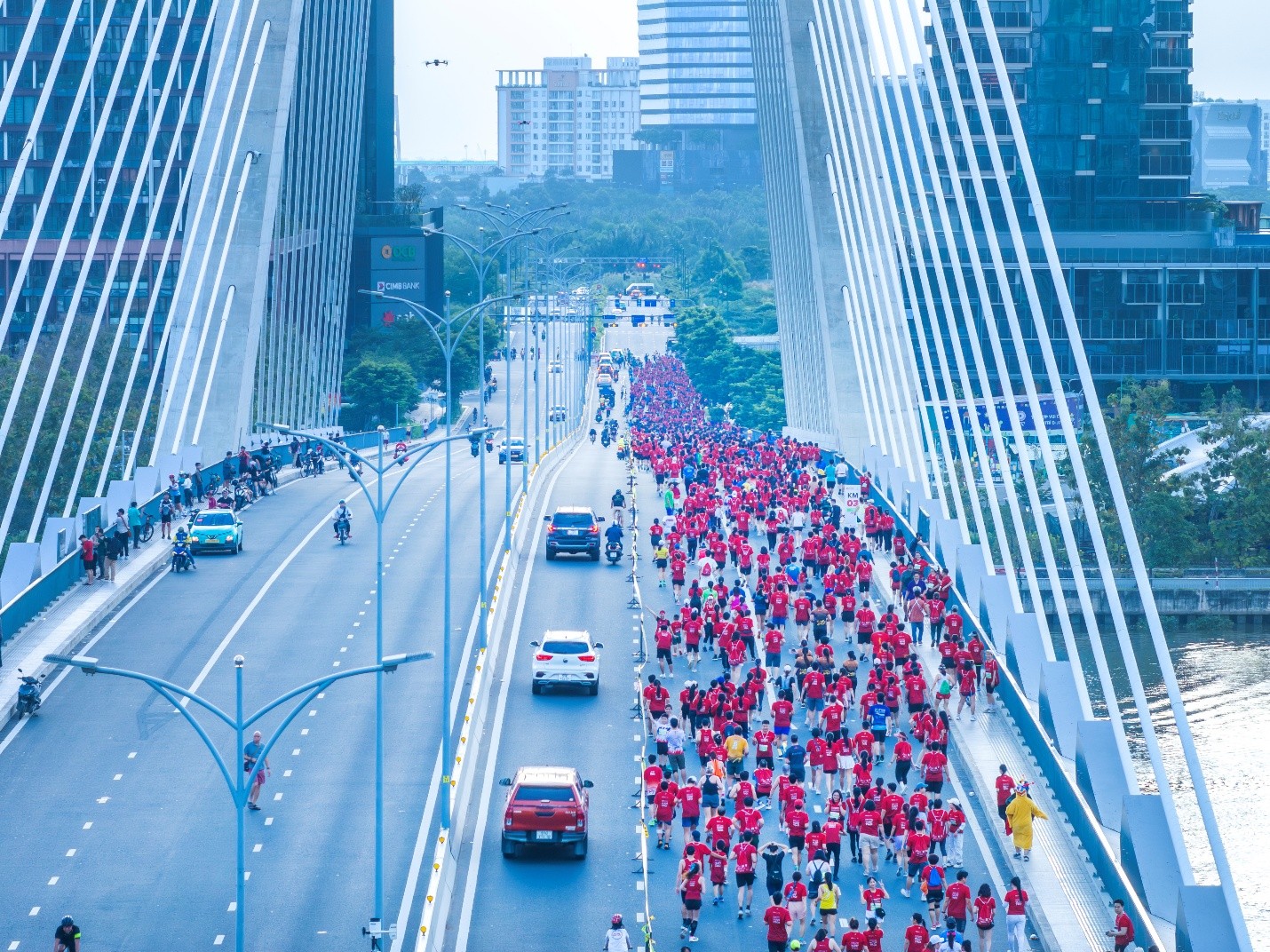 marathon-quoc-te-tp-ho-chi-minh-techcombank-2025-buoc-chay-kham-pha-thanh-pho-nang-dong-dulichvnnetvn-1756985972.jpg