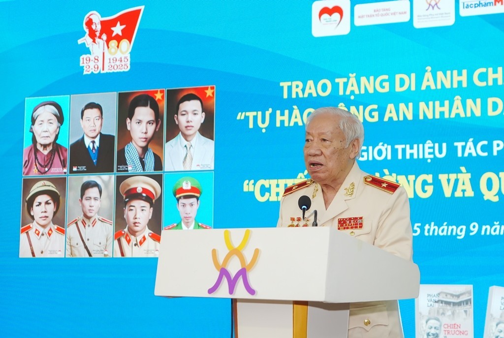 trao-tang-bo-suu-tap-tu-hao-cong-an-nhan-dan-viet-nam-va-ra-mat-hoi-ky-chien-truong-va-que-huong-cua-thieu-tuong-anh-hung-llvtnd-phan-van-lai-1-dulichvnnetvn-1757174901.jpg