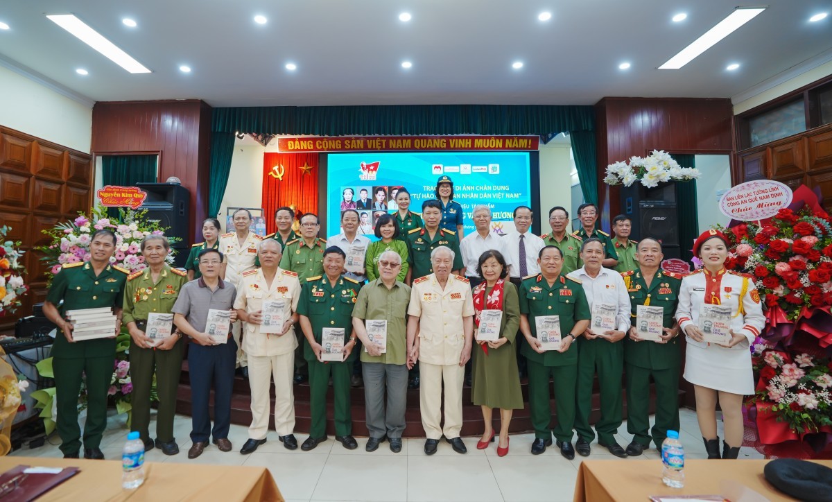 trao-tang-bo-suu-tap-tu-hao-cong-an-nhan-dan-viet-nam-va-ra-mat-hoi-ky-chien-truong-va-que-huong-cua-thieu-tuong-anh-hung-llvtnd-phan-van-lai-3-dulichvnnetvn-1757174895.jpg