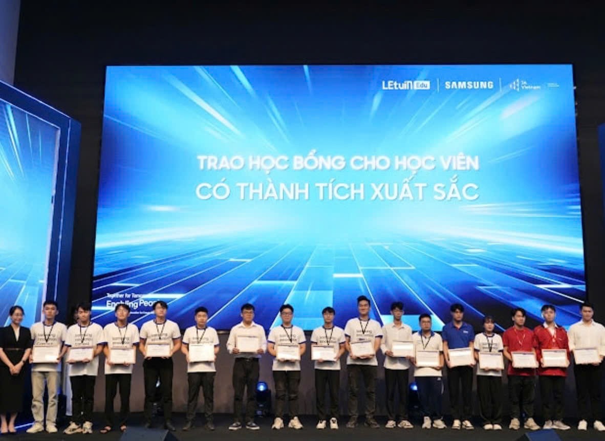 samsung-thu-hut-gan-7000-hoc-sinh-sinh-vien-trong-du-an-dao-tao-nhan-tai-cong-nghe-dien-dan-du-lich-va-doi-song-dulichvnnet-1-1757608146.jpg
