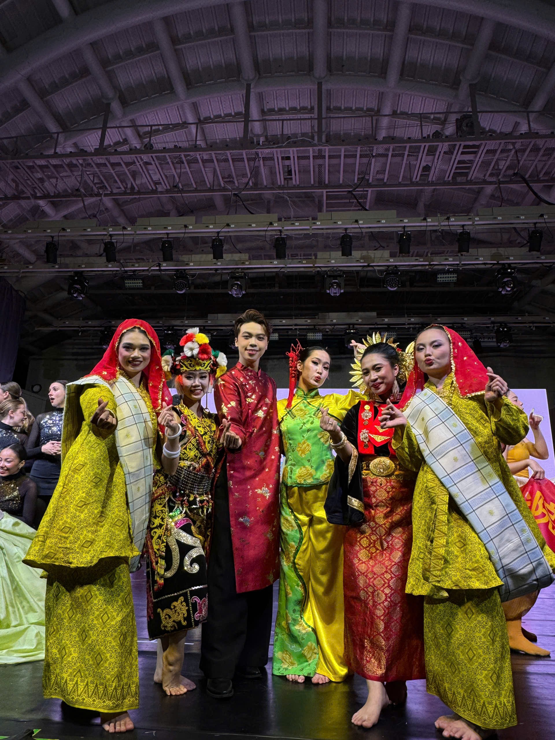ca-si-luu-quoc-vuong-hat-3-thu-tieng-tranh-tai-cung-cac-nghe-si-quoc-te-tai-asan-world-ethnic-dance-festival-2025-dulichvnnet-2-1757873152.jpg