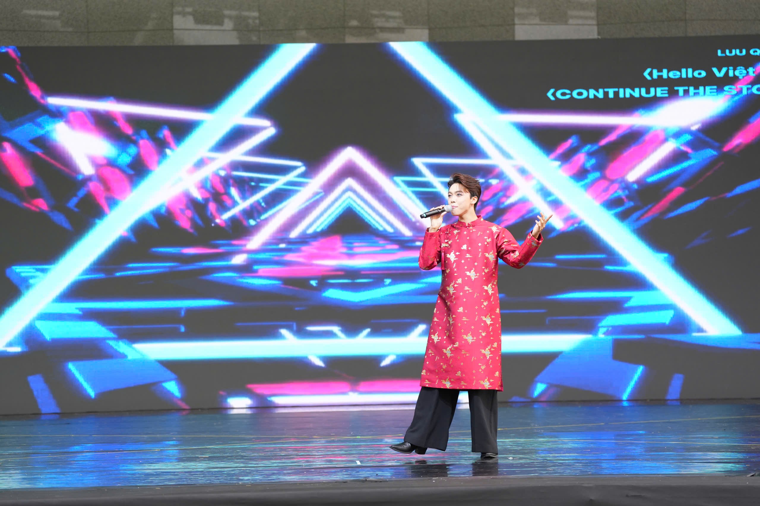 ca-si-luu-quoc-vuong-hat-3-thu-tieng-tranh-tai-cung-cac-nghe-si-quoc-te-tai-asan-world-ethnic-dance-festival-2025-dulichvnnet-3-1757873152.jpg