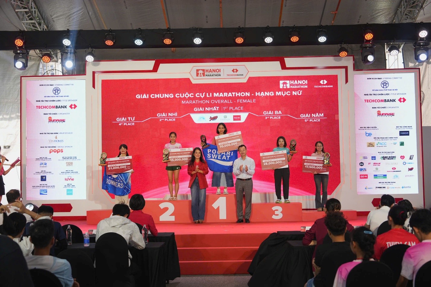 giai-marathon-quoc-te-ha-noi-techcombank-mua-thu-4-but-pha-ky-luc-lan-toa-tinh-than-vuot-troi-dulichvnnet-1-1759807610.jpg