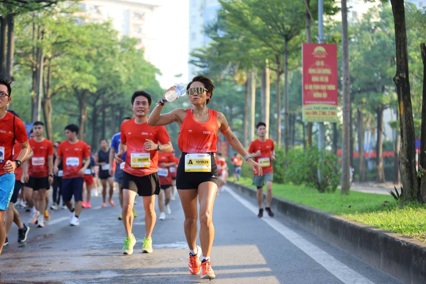 giai-marathon-quoc-te-ha-noi-techcombank-mua-thu-4-but-pha-ky-luc-lan-toa-tinh-than-vuot-troi-dulichvnnet-2-1759807610.jpg