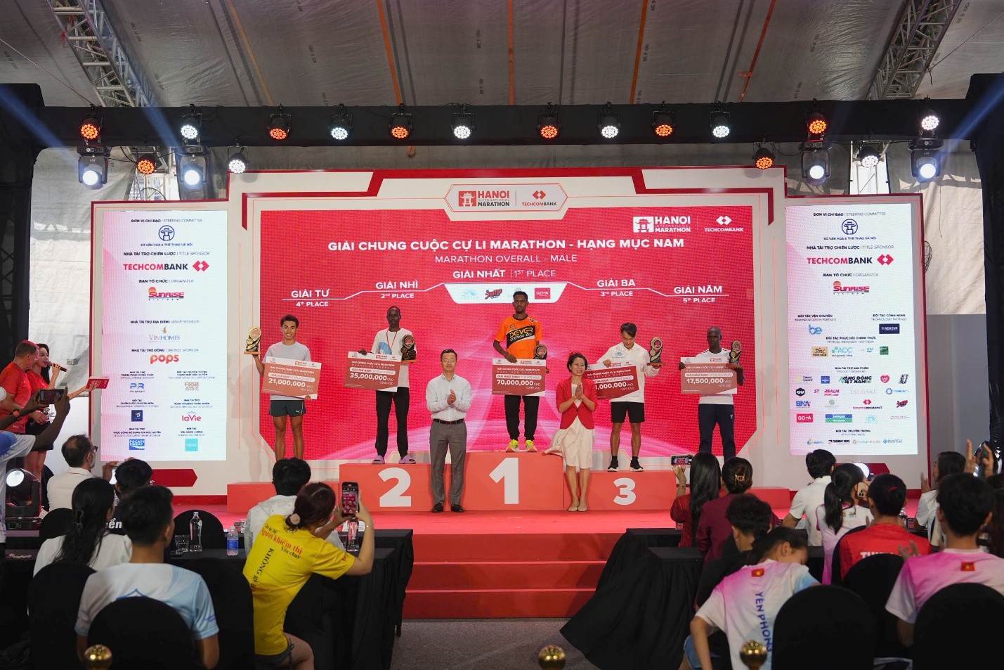 giai-marathon-quoc-te-ha-noi-techcombank-mua-thu-4-but-pha-ky-luc-lan-toa-tinh-than-vuot-troi-dulichvnnet-4-1759807610.jpg