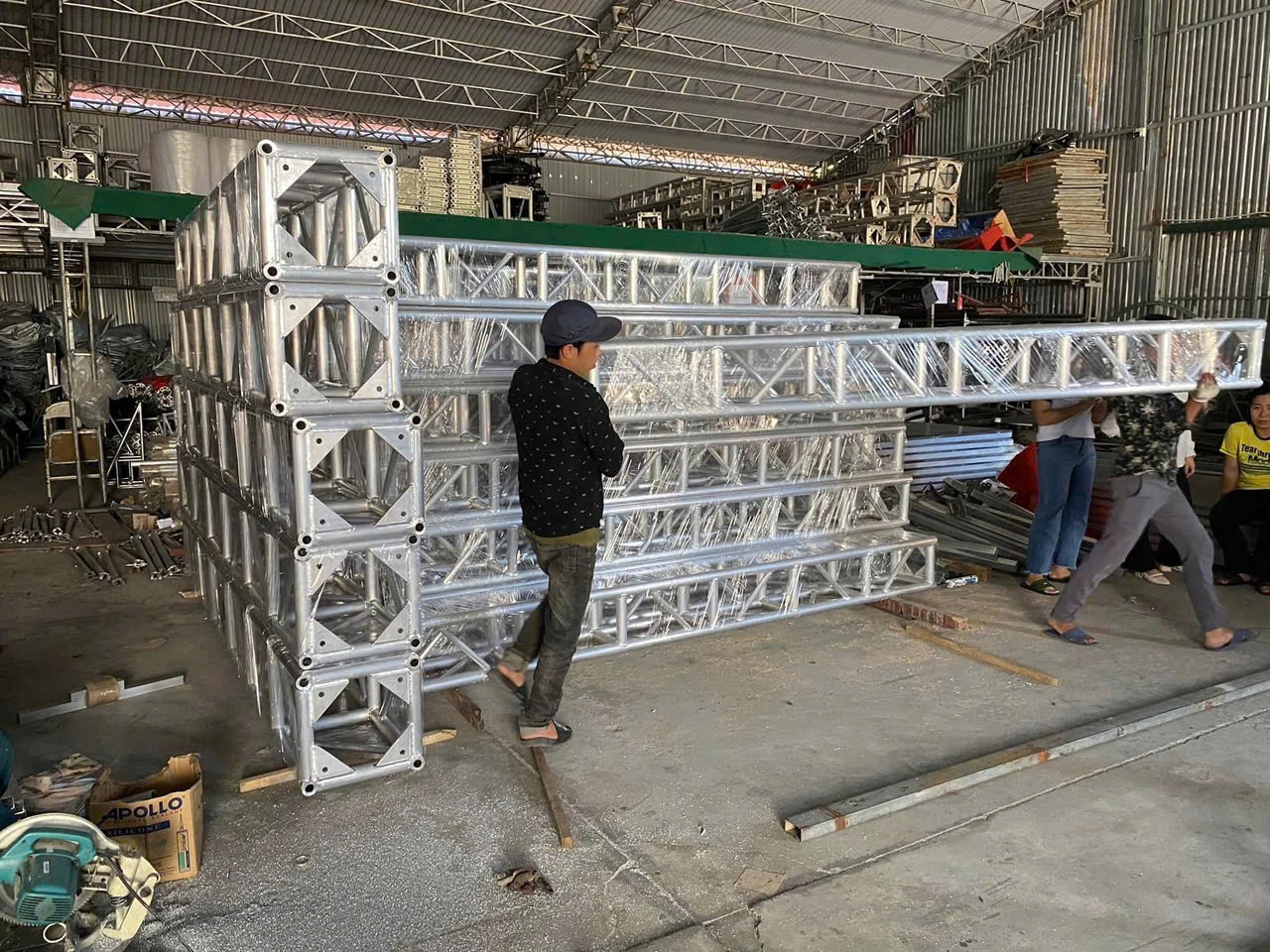 hoang-kim-truss-event-tuyen-lao-dong-pho-thong-thu-nhap-hap-dan-dien-dan-du-lich-va-doi-song-4-1759804578.jpg