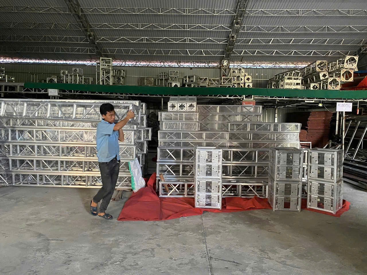 hoang-kim-truss-event-tuyen-lao-dong-pho-thong-thu-nhap-hap-dan-dien-dan-du-lich-va-doi-song-5-1759804578.jpg