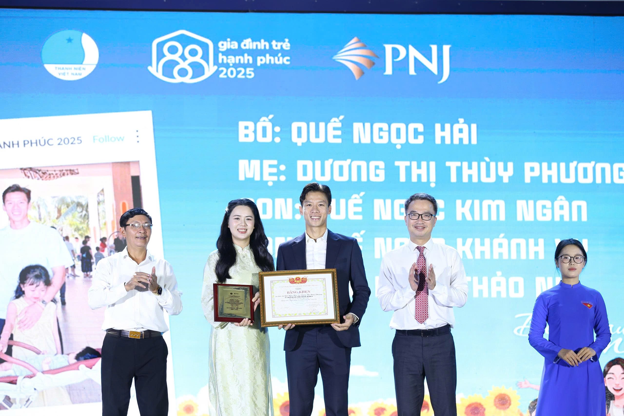 gia-dinh-tre-hanh-phuc-2025-khi-yeu-thuong-viet-nen-dieu-ky-dieu-dulichvn-2-1760298418.jpg
