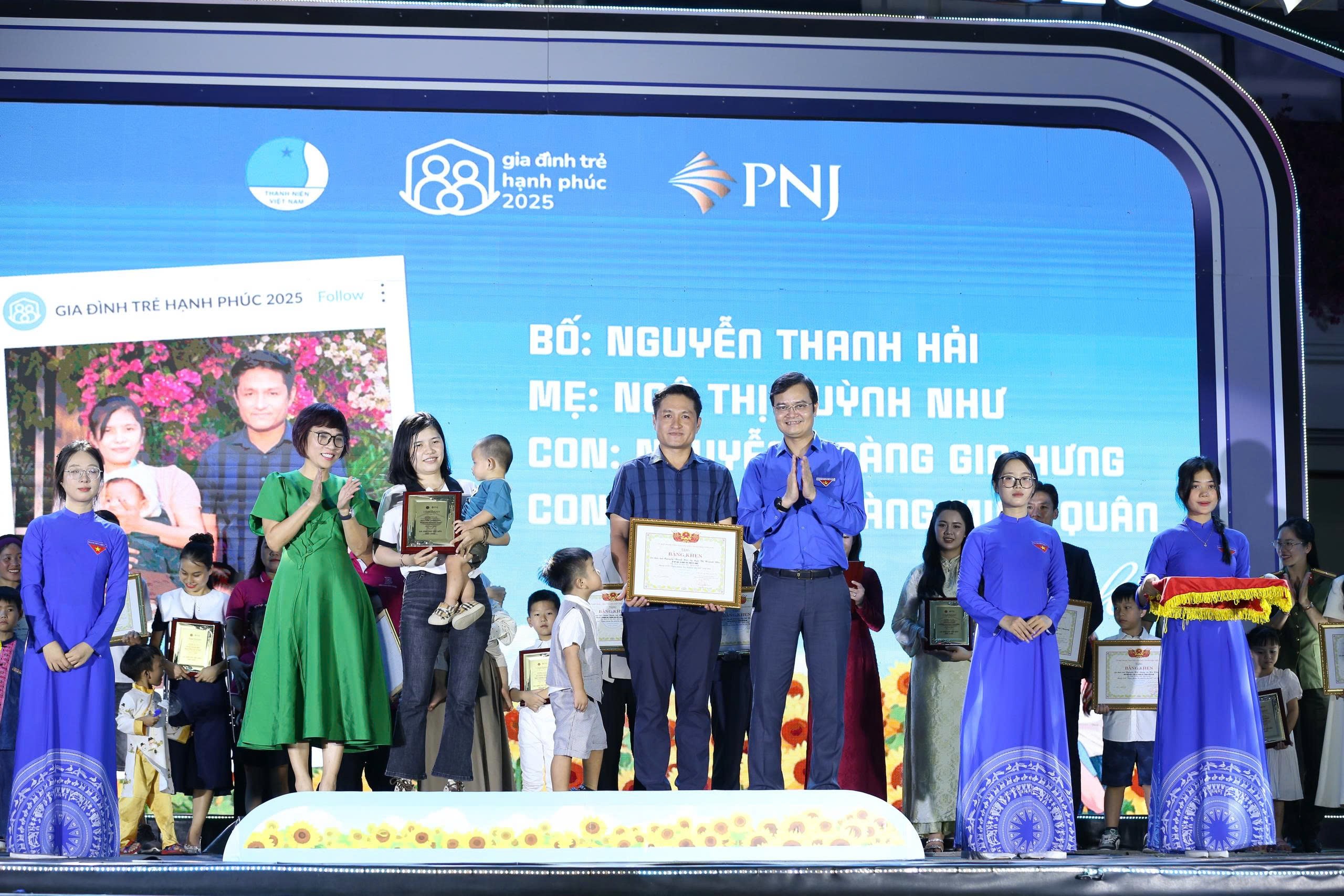 gia-dinh-tre-hanh-phuc-2025-khi-yeu-thuong-viet-nen-dieu-ky-dieu-dulichvnnet-3-1760298419.jpg