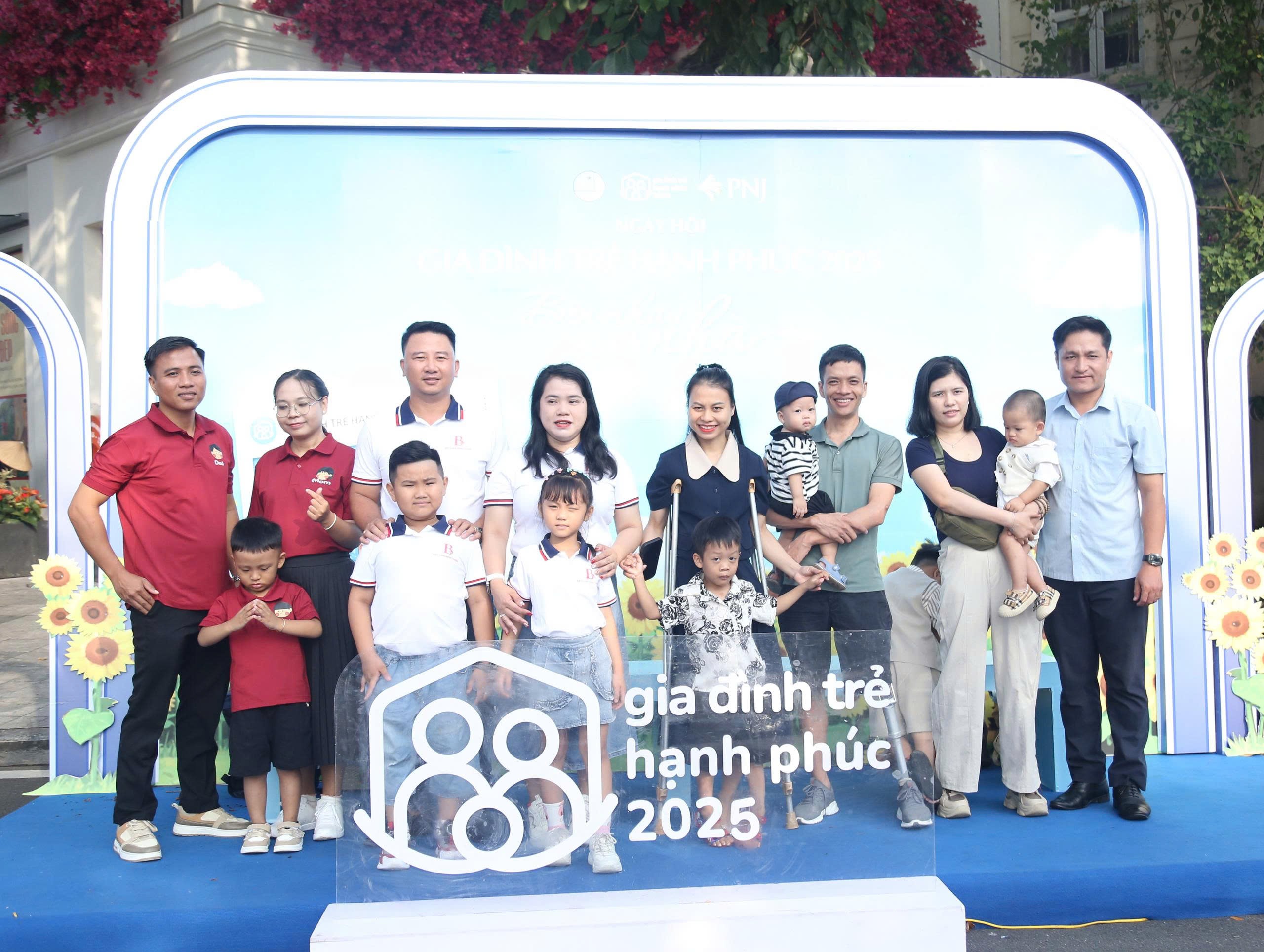 ngay-hoi-gia-dinh-tre-hanh-phuc-2025-viet-tiep-hanh-trinh-yeu-thuong-dulichvn-1760296889.jpg