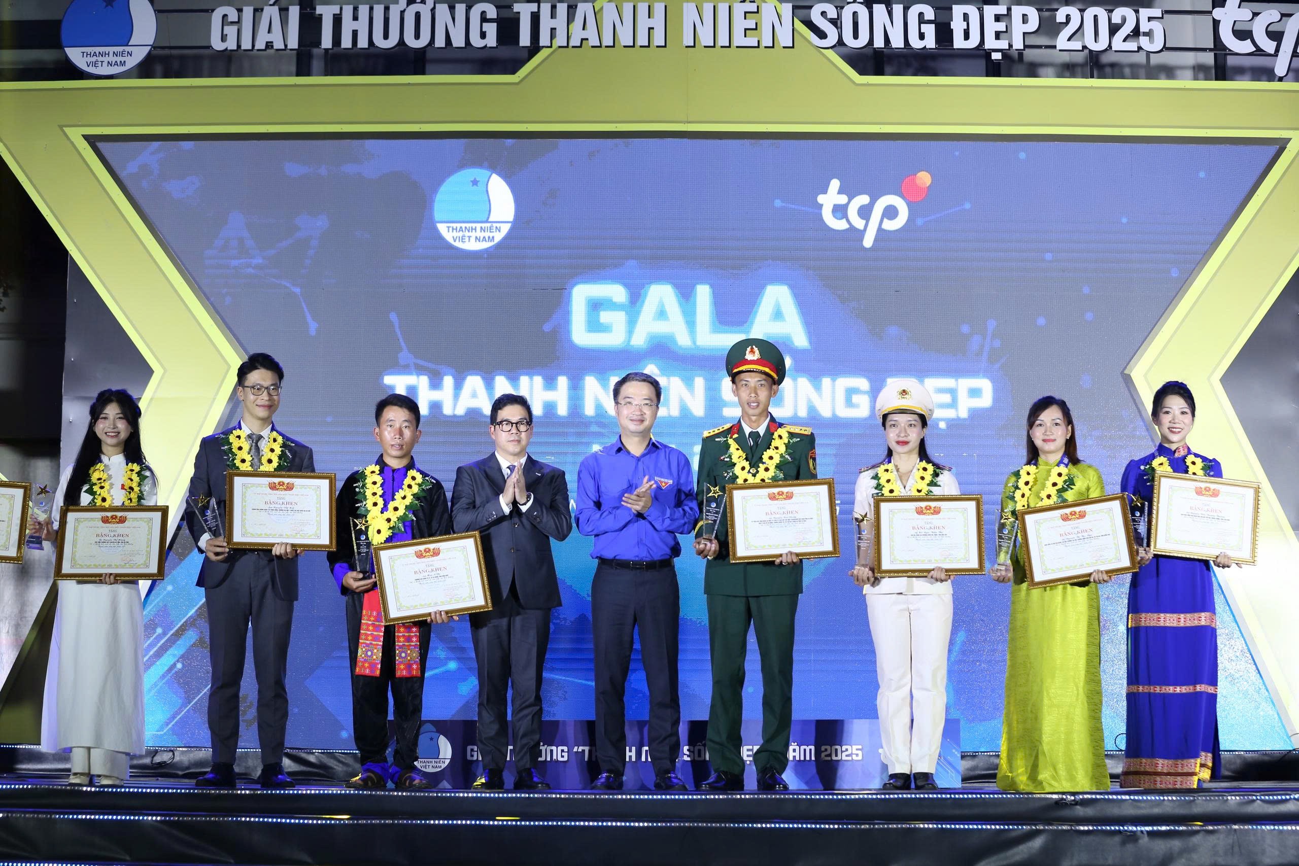 ton-vinh-20-guong-mat-thanh-một hành động nhỏ, nhưng mang ý nghĩa lớn về lòng nhân hậu và sẻ chia-song-dep-nam-2025-lan-toa-gia-tri-nhan-van-va-khat-vong-cong-hien-dulichvn-2-1760295327.jpg